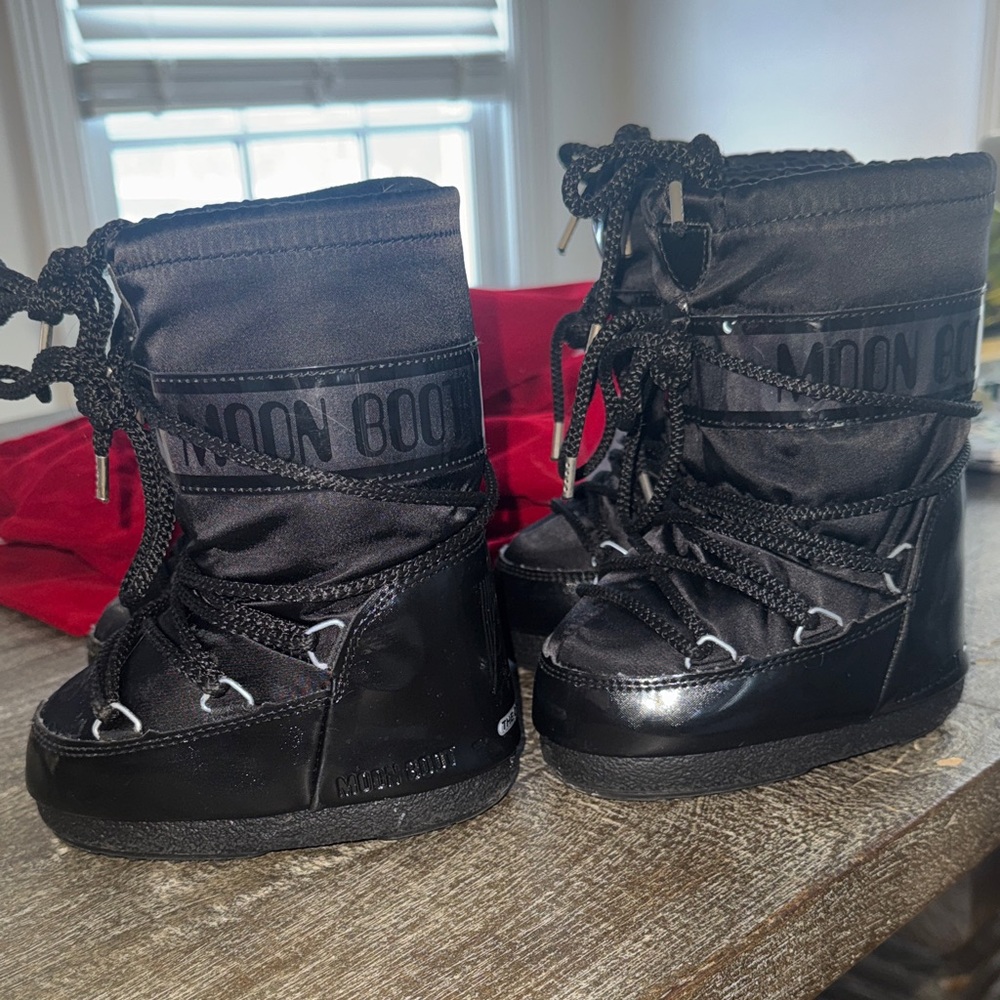 Kids Moon Boot Sleek Black Snow Boots